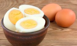 Почему не соление воды портит сваренные вкрутую яйца